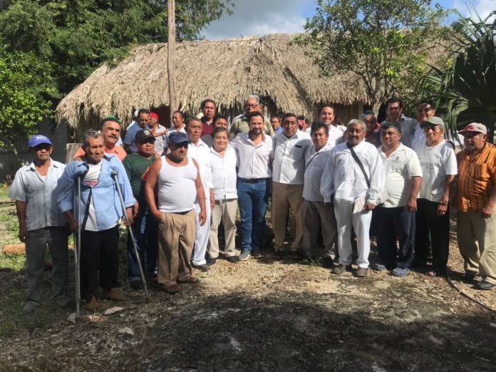 El dirigente en Quintana Roo del partido Movimiento Ciudadano, José Luis Chanito Toledo Medina, se reunió con dignatarios mayas en el Centro Ceremonial de Chankah Veracruz (Felipe Carrillo Puerto), en donde coincidieron en la necesidad de que sea escuchada la voz de los pueblos originarios en el proyecto del Tren Maya, a través de una consulta indígena.