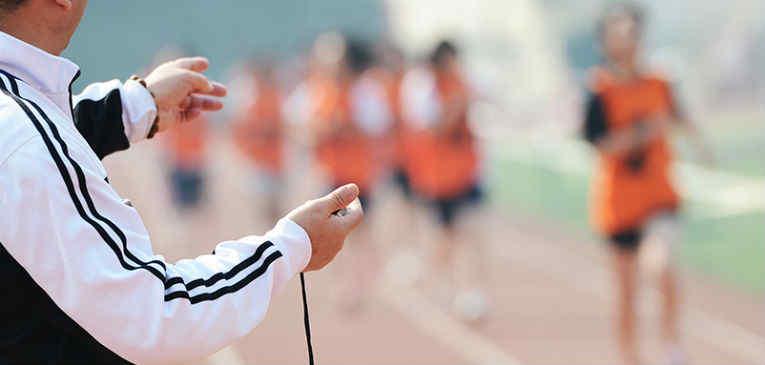 Obliga a sus alumnos a hacer ejercicio y se desmayan