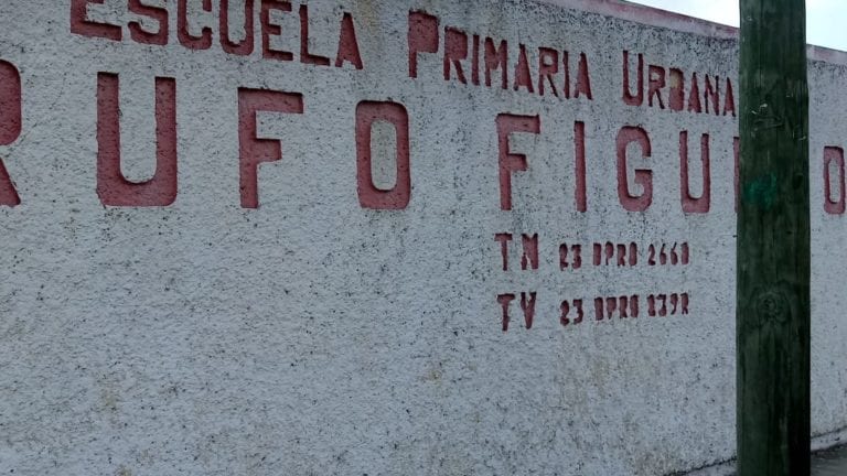 Alarma a padres entrega de dinero a niños por ex maestro