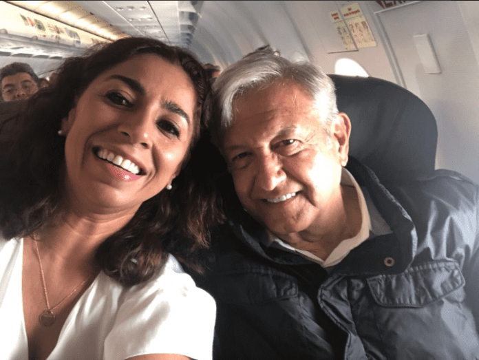 Marybel Villegas utiliza foto antigua con AMLO para desvirtuar información