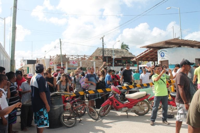 Bloquean lancheros entrada a Chiquilá