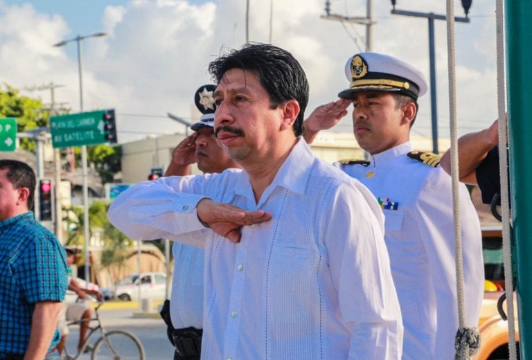 Celebra Víctor Mas el Día de la Bandera en Tulum