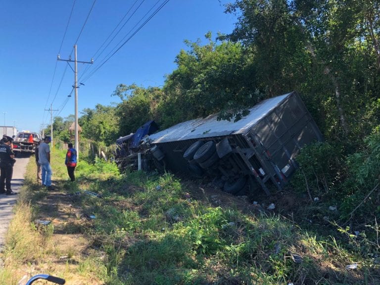 Vuelca tráiler en la federal, en tramo entre Paa Mul y Xcaret