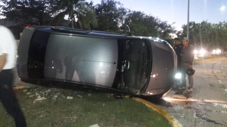 Embiste y vuelca coche en Playa del Carmen