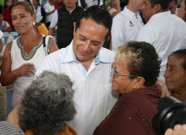 Carlos Joaquín apoya a más de 74 mil personas con caravanas de apoyo