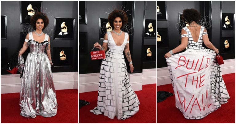 Con estrafalario vestido cantante pide que construyan el muro