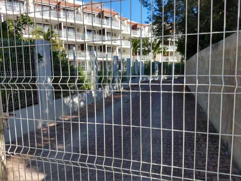 Hotel H10 bloquea ilegalmente acceso público a playa Xcalacoco