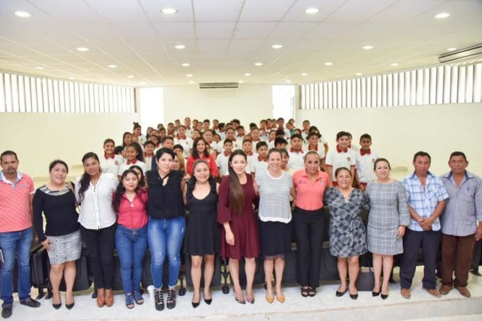 Imparten plática a jóvenes y niños para el manejo adecuado del fuego en Tulum