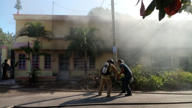 Salvan a perros y gatos de morir en incendio
