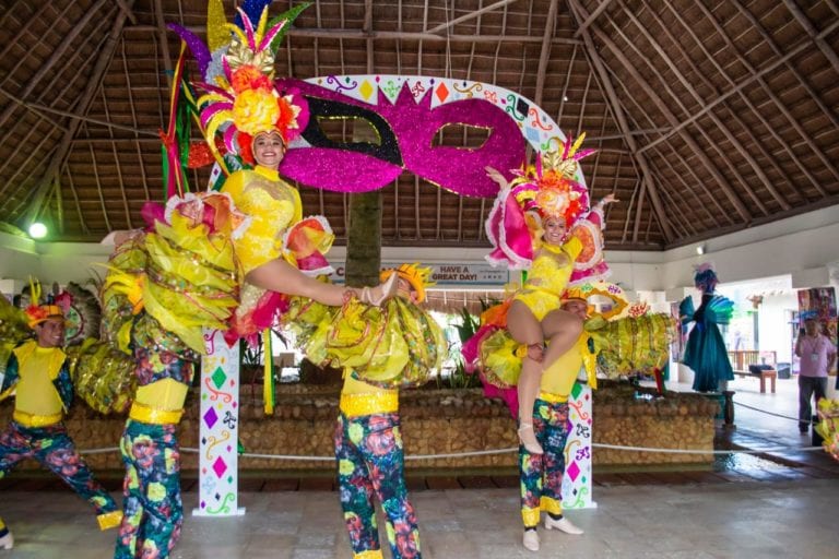 La FPMC inaugura exposición en alusión al Carnaval de Cozumel