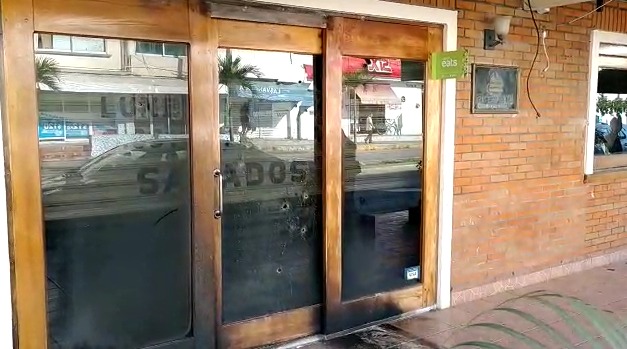 Rafaguean y lanzan bomba molotov contra restaurante El Emporio