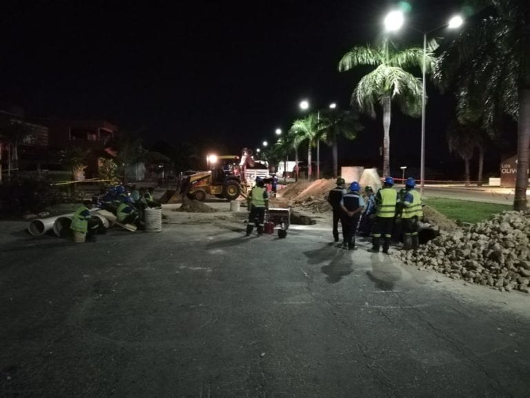 Personal de Aguakan labora hasta noche en socavón de Playa del Carmen