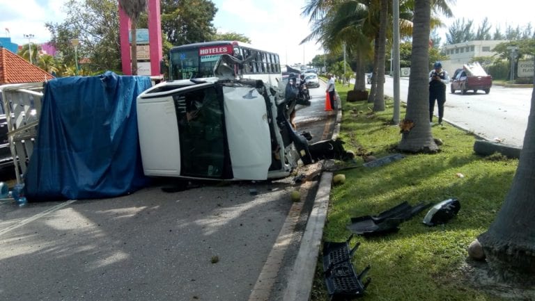 Vuelca camioneta en Zona Hotelera de Cancún