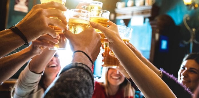 Crean cerveza que no produce cruda