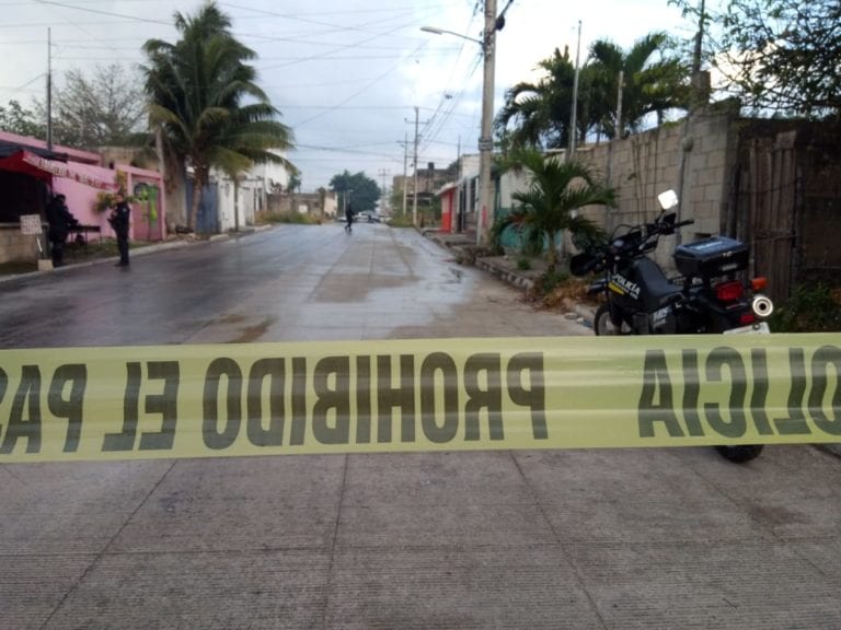 Dejan cuerpo “ensabanado” frente a la CFE en Benito Juárez