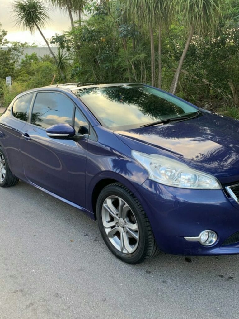 A punta de pistola roban auto en Solidaridad