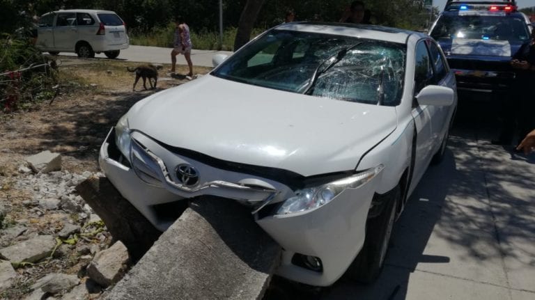Por mirar celular y no la calle, se estrella taxista en Playa