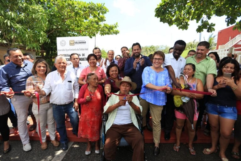 Laura Beristain entrega guarniciones y banquetas en Solidaridad