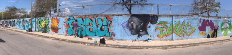 Artistas urbanos cambian la imagen del Poliforum Playa del Carmen