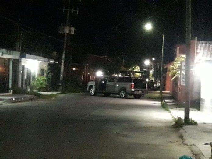 Agentes de la Policía Ministerial catearon un lavadero de coches de la colonia 10 de Abril, donde detuvieron a cinco presuntos narcomenudistas e incautaron diversos tipos de droga.