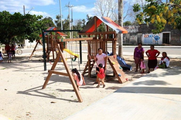 Carlos Joaquín y Chak Me’ex entregan obras públicas en Carrillo Puerto