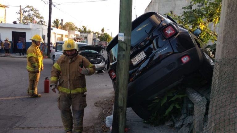 Conductora choca por pasarse el alto en Cozumel