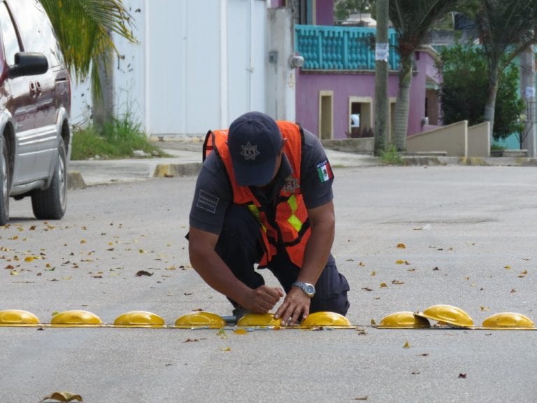 Colocan reductores de velocidad en Carrillo Puerto para seguridad de transeúntes