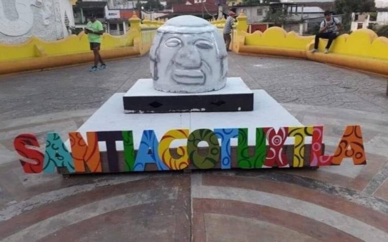 Cabeza olmeca “patito” desata burlas en redes sociales