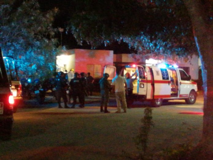 Una persona de aproximadamente 40 años de edad fue baleado por dos sujetos al interior de fraccionamiento “La Conquista”, ubicado en el poblado Calderitas, según reportaron fuentes policiacas.