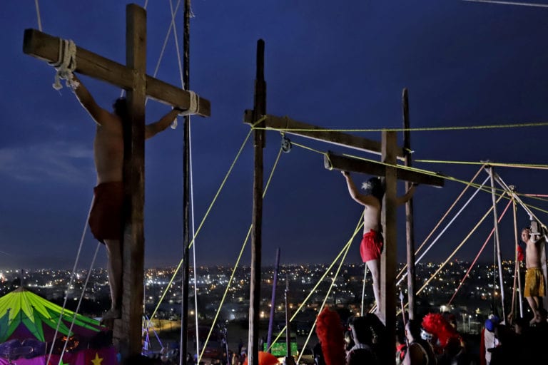 Actor interpreta a Jesús en estado de ebriedad