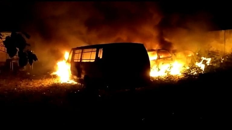 Arden vehículos en la frontera con Belice