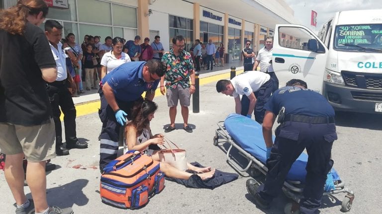 Atropella combi a joven afuera del Centro Maya