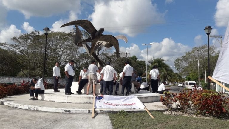 Bloquean taxis aeropuerto de Cozumel