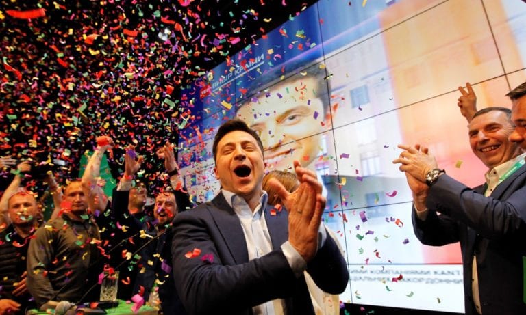 Comediante gana elecciones presidenciales en Ucrania