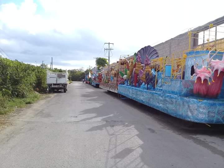 Empresa de carros alegóricos obstruye el paso vehicular en Cozumel