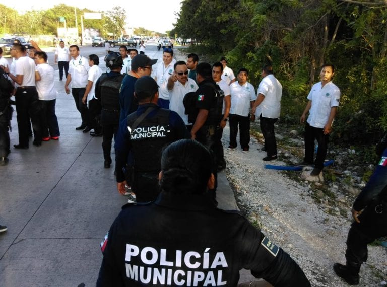 Estalla violencia en bloqueo taxista de Playa