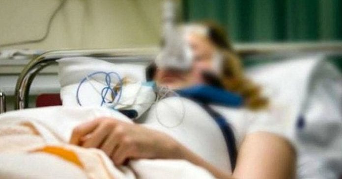 Mujer sufre derrame cerebral tras tronarse el cuello 