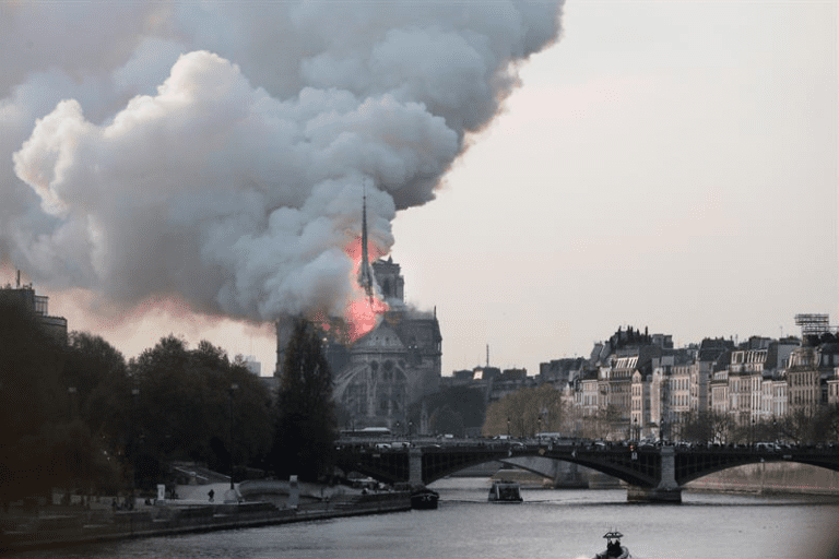 Trágico incendio consume parte de la catedral de Notre Dame