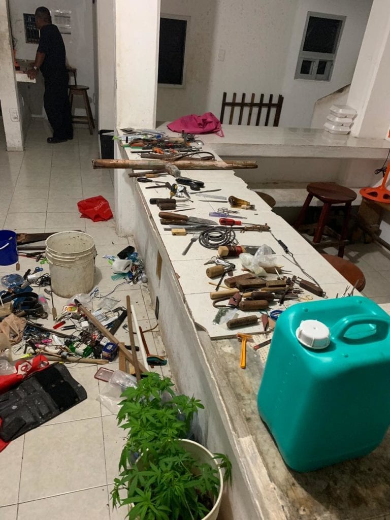Tremendo botín en cateo sorpresa en Cereso de Chetumal