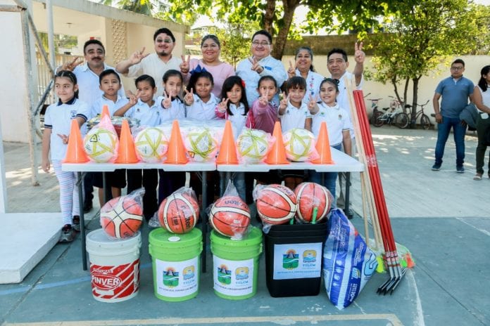 “En tu Escuela Contigo Hacemos Más”