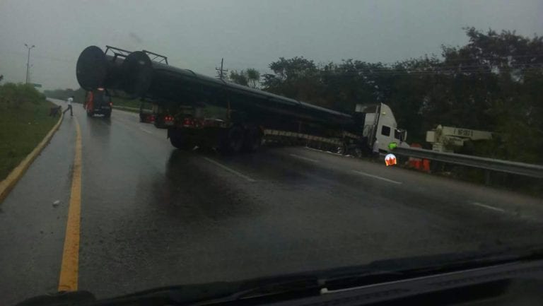 Choque de camión paraliza tránsito en carretera Puerto Morelos-Playa