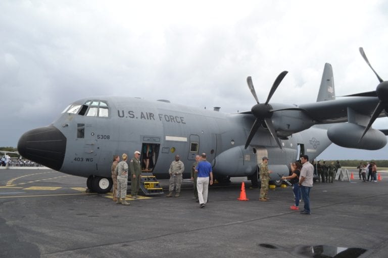 Aterrizan dos aviones cazahuracanes en Cozumel