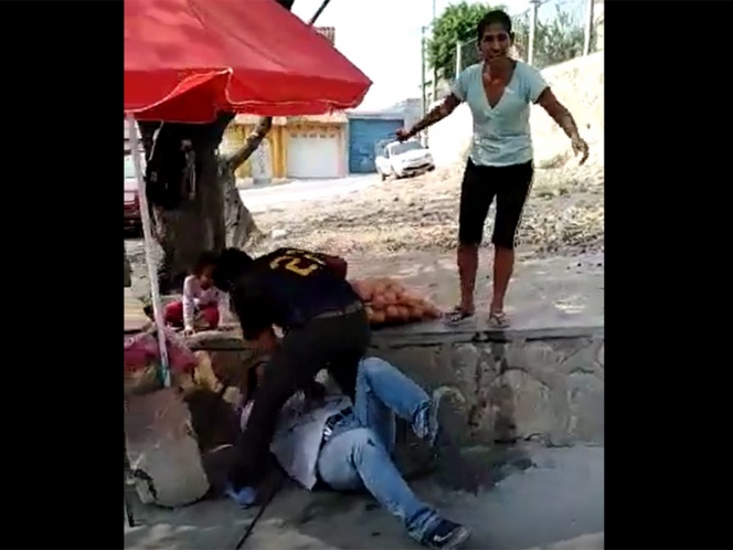 Vendedor de naranjas es golpeado por migrantes hondureños