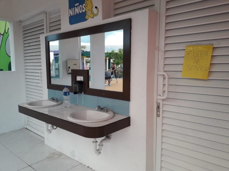 Parque en Cozumel pone en riesgo salud de niños al contar con baños descompuestos