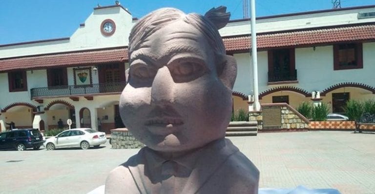 Escultor del busto de Benito Juárez ataca de nuevo; presenta ahora el de AMLO