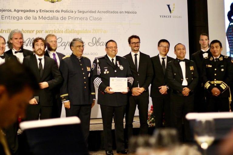 Alberto Capella recibe la “Estrella de Honor” por su trabajo en seguridad
