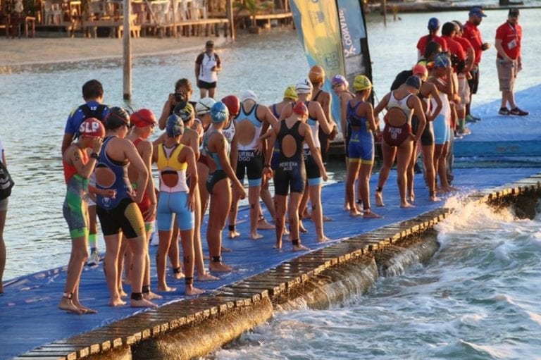 Los hermanos Cabrera, Itzel y Adalberto, medallistas en triatlón