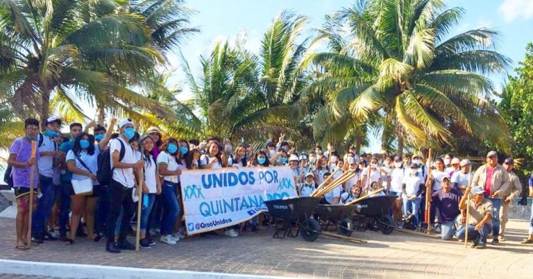 Se reúnen 135 personas para limpiar las playas de Cancún