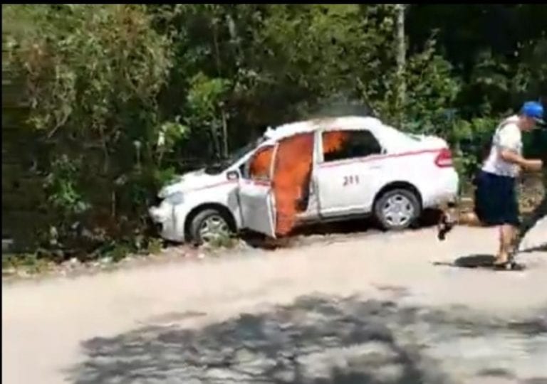 Estalla violencia entre taxistas y mototaxistas en Tulum; incendian unidad