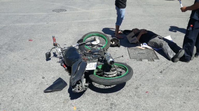 Patrulla choca a motociclista en Villas del Sol